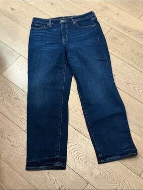 Woman’s Old Navy High-Rise dark wash OG Loose Jeans. Size 14. Smooth pockets.